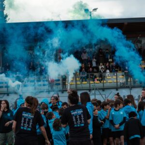 Tifosi FC Lesmo con fumogeni e bandiere – passione e colori della comunità calcistica a Lesmo