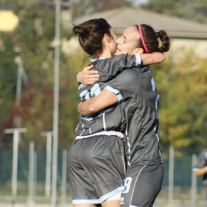 Allenatore e giocatori di FC Lesmo durante un momento di squadra – calcio dilettantistico e valori condivisi a Lesmo