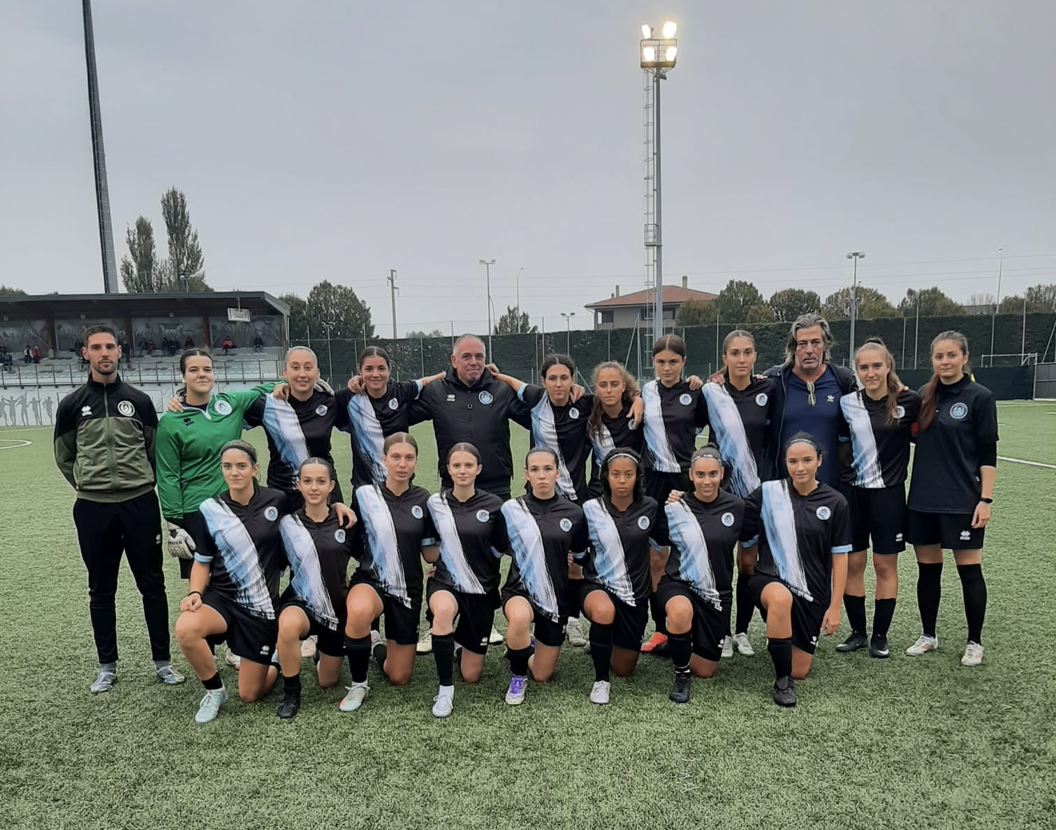 Squadra juniores femminile FC Lesmo 2025 schierata in campo prima della partita contro Real Meda.