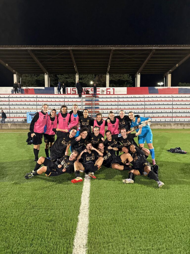 Squadra femminile FC Lesmo durante una partita serale