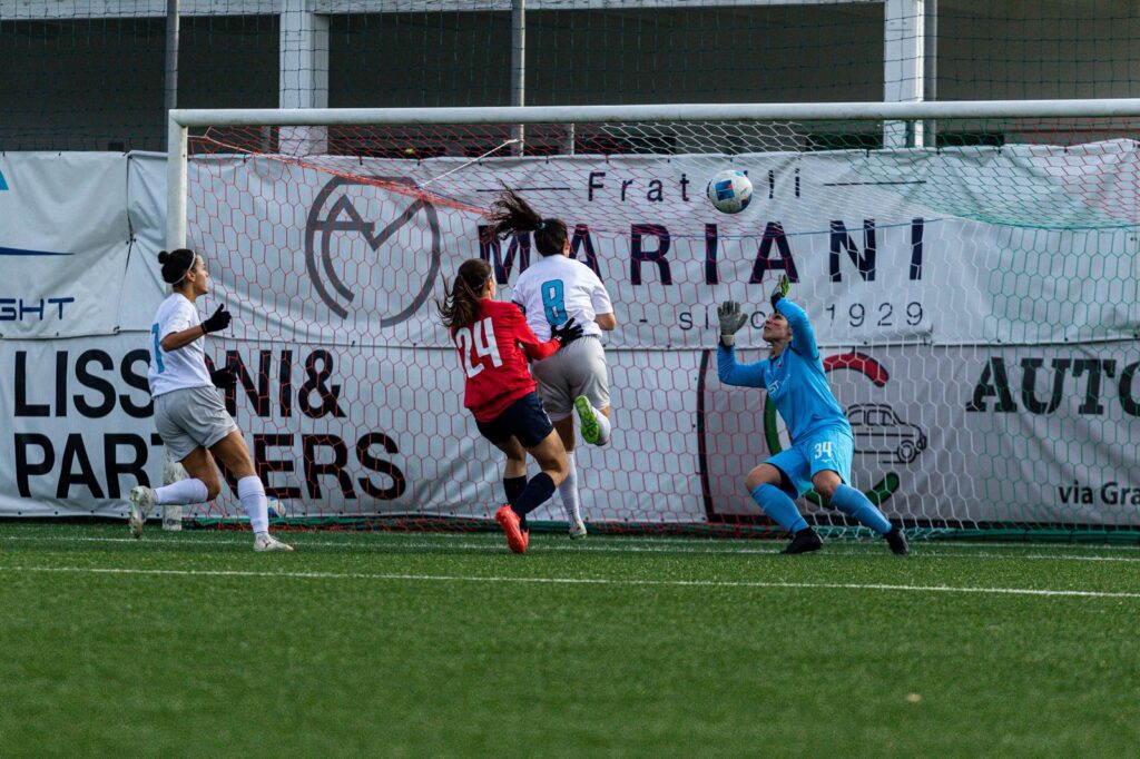 Azione di gioco della prima squadra FC Lesmo femminile durante una partita
