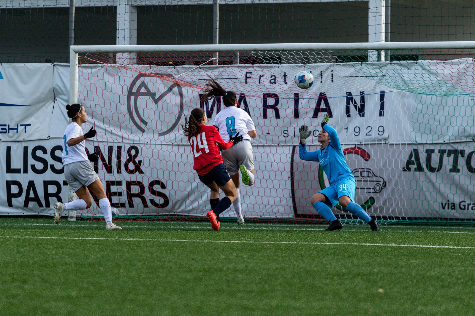 FC LESMO 2-5 CARONNESE Azione di gioco della prima squadra FC Lesmo femminile durante una partita