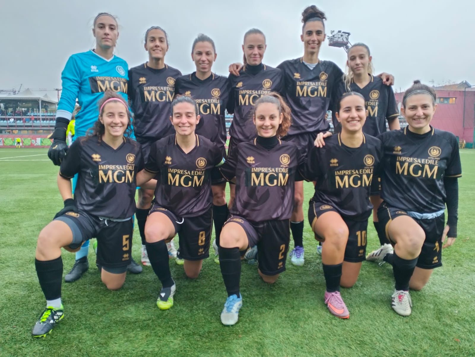 Squadra FC Lesmo riunita in posa sul campo dopo la partita.