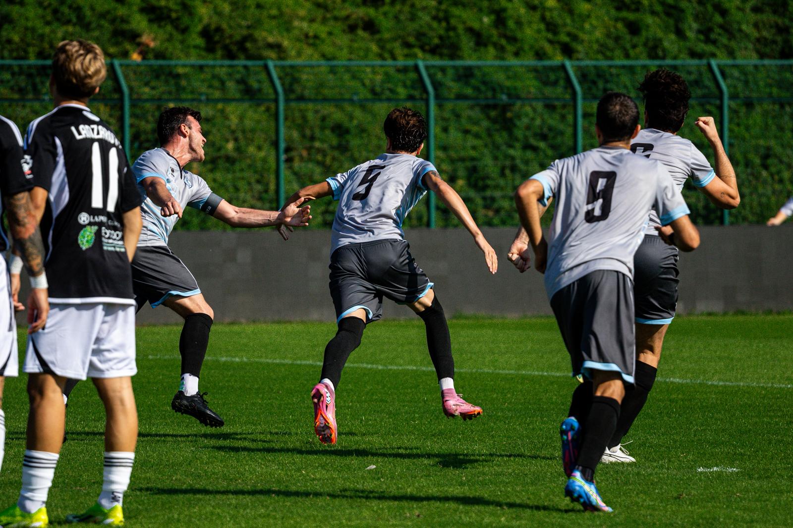 ARS ROVAGNATE 0-1 FC LESMO Squadra maschile FC Lesmo durante una partita di calcio