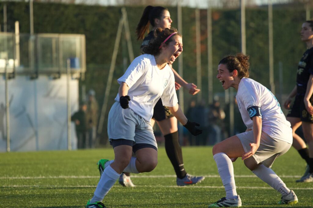Giocatori del FC Lesmo in azione durante una partita ufficiale