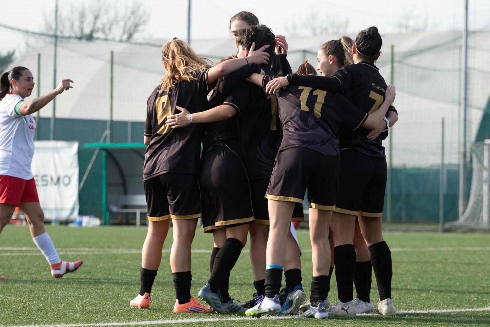 FC LESMO 6-1 THARROS Squadra femminile FC Lesmo riunita in campo durante una partita di campionato
