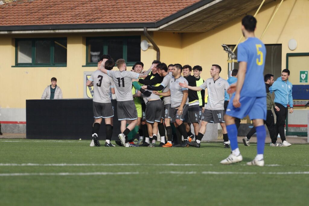 CASTELO DI CANTU 1-2 FC LESMO esultanza dei ragazzi di fc lesmo prima maschile con il castello di cantu