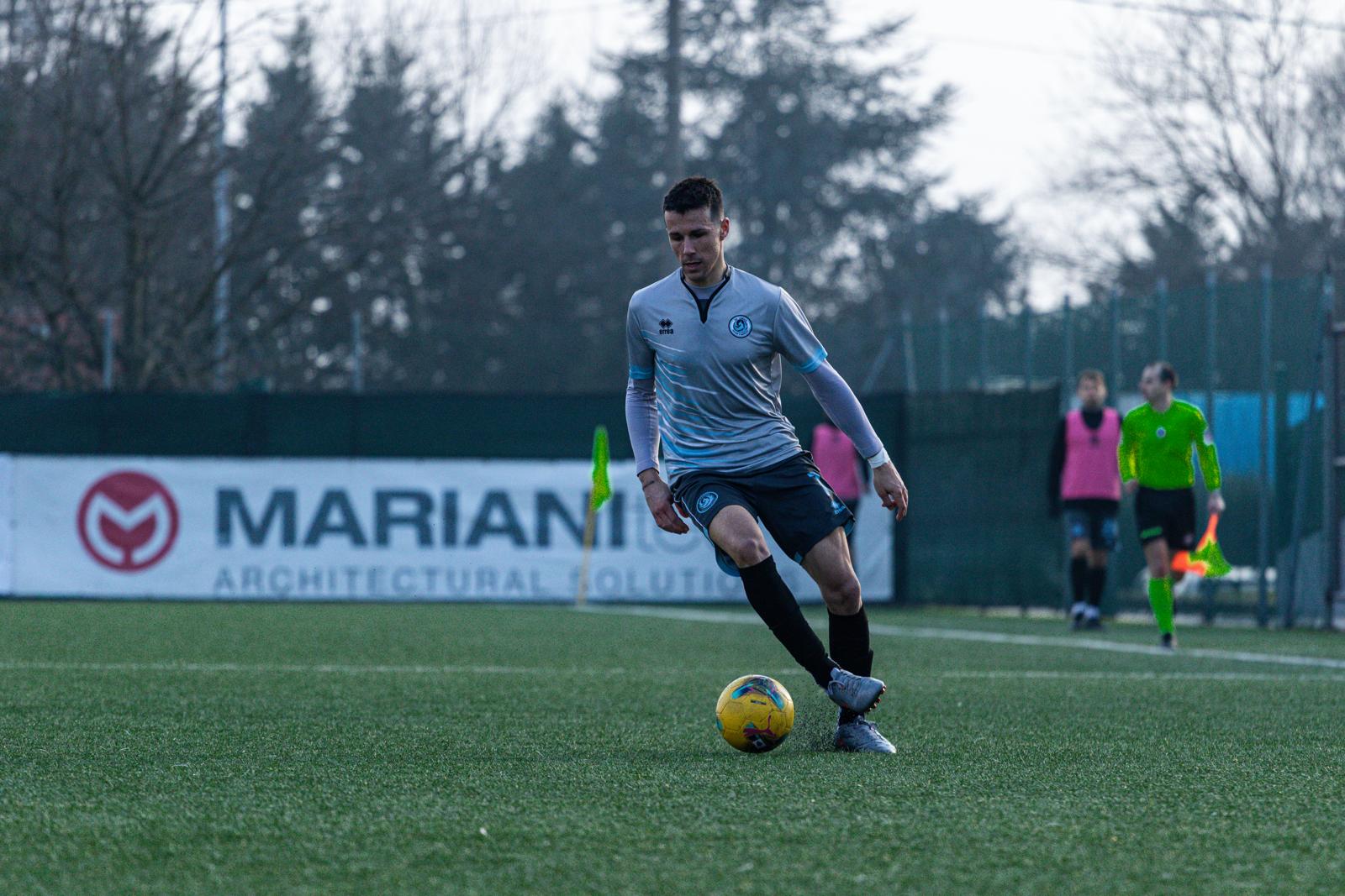 Giocatore FC Lesmo in azione durante una partita di calcio