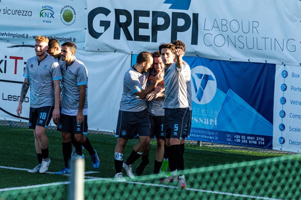 BASE 96 0-1 FC LESMO Giocatori del FC Lesmo esultano dopo un gol durante una partita