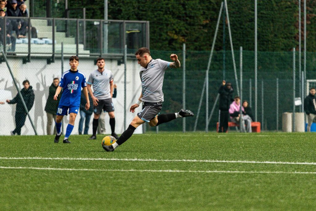 L'ORA DELLA VERITA' Giocatore FC Lesmo calcia il pallone durante una partita di calcio dilettantistico