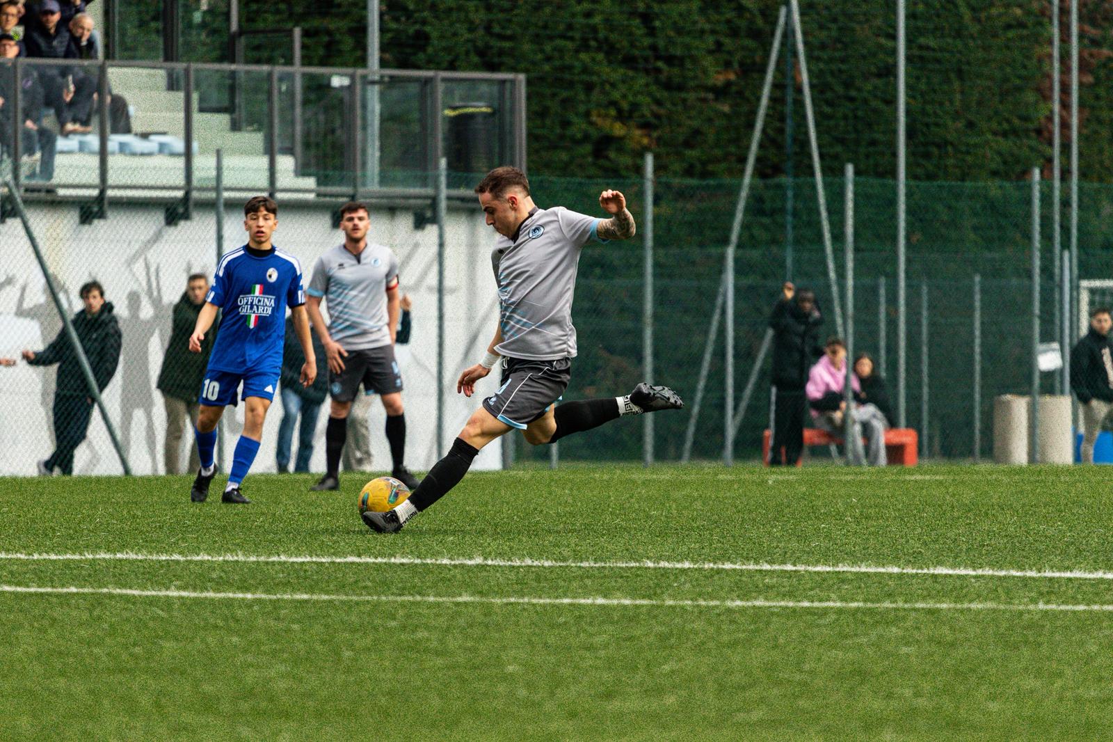 Giocatore FC Lesmo calcia il pallone durante una partita di calcio dilettantistico